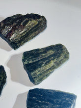 Load image into Gallery viewer, 50g Natural Raw Green Epidote Terminated Crystal Mineral Gemstone Specimen Lot